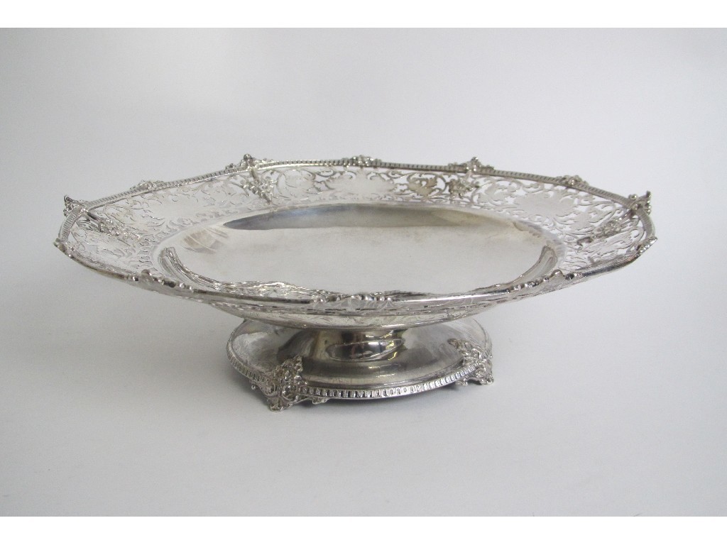 Appraisal: A silver pierced cake stand with foliate border above a