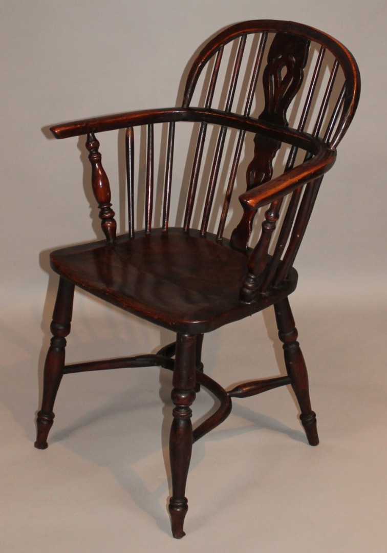 Appraisal: A thC yew wood and elm low back Windsor chair