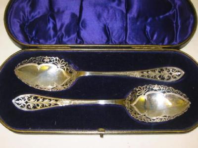 Appraisal: A PAIR OF EDWARDIAN SERVING SPOONS the bowls and handle