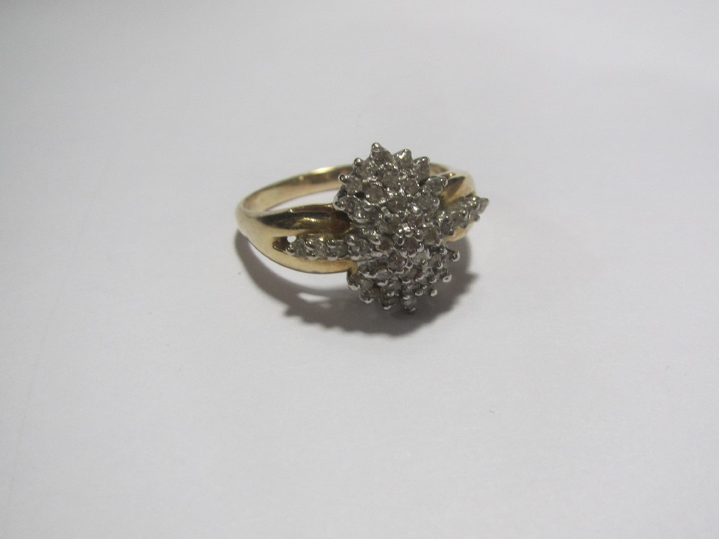 Appraisal: Fourteen carat gold diamond cluster ring