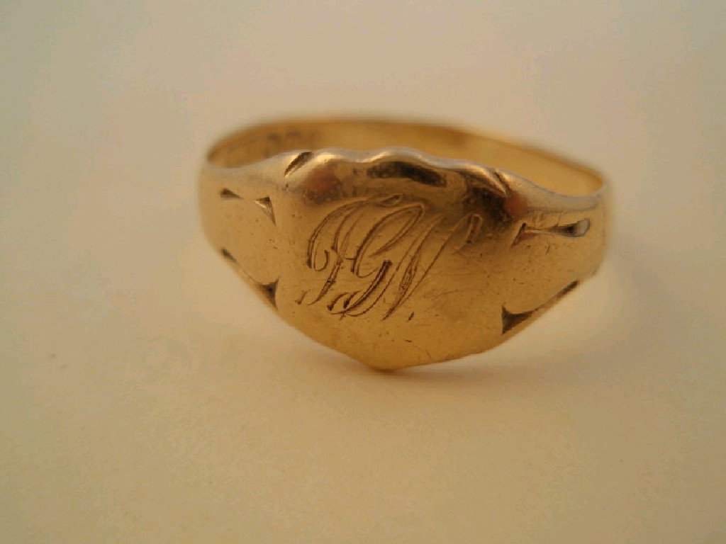 Appraisal: A gentleman's ct gold signet ring g