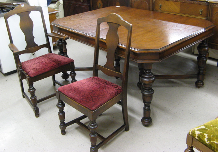 Appraisal: TEN-PIECE WALNUT DINING SET American c 's comprising rectangular dining