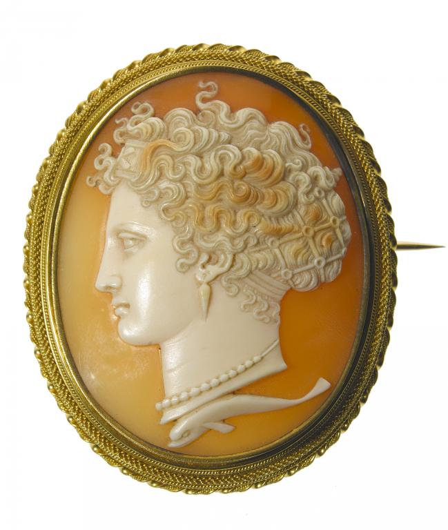 Appraisal: AN ANTIQUE CAMEO BROOCH the oval shell finely carved with