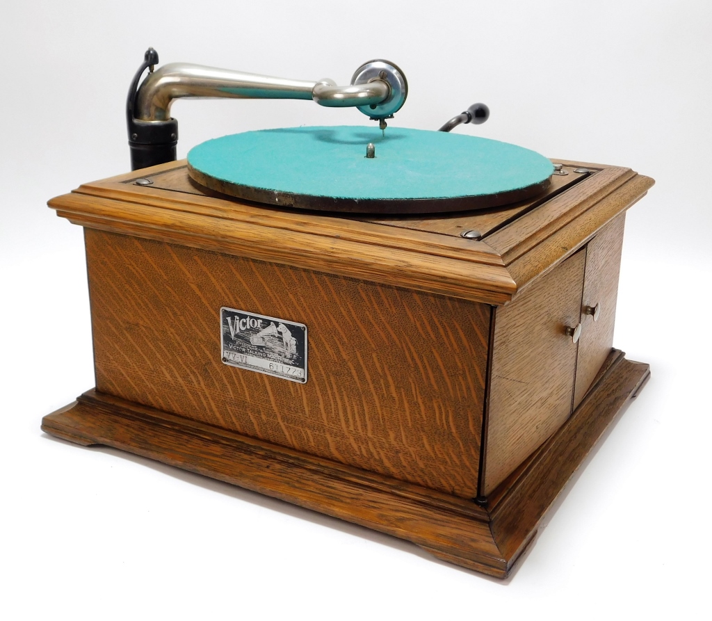 Appraisal: VICTOR MODEL VV-VI OAK TABLETOP PHONOGRAPH PLAYER New Jersey Early