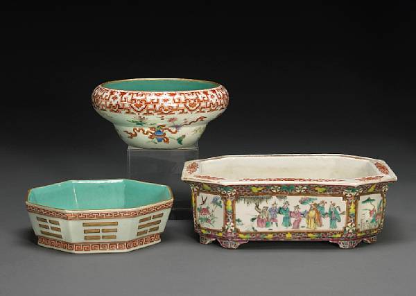 Appraisal: A group of three polychrome enameled porcelain containers Late Qing