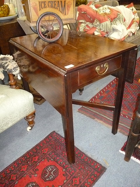 Appraisal: A GEORGIAN MAHOGANY PEMBROKE TABLE with single drawer to one