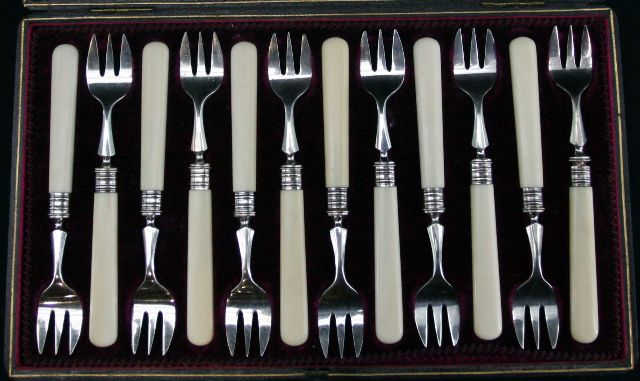 Appraisal: A cased set of twelve silver plated bone handled oyster