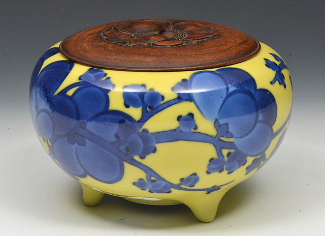 Appraisal: A JAPANESE PORCELAIN CENSER AND HARDWOOD COVER by Makuzu Kozan