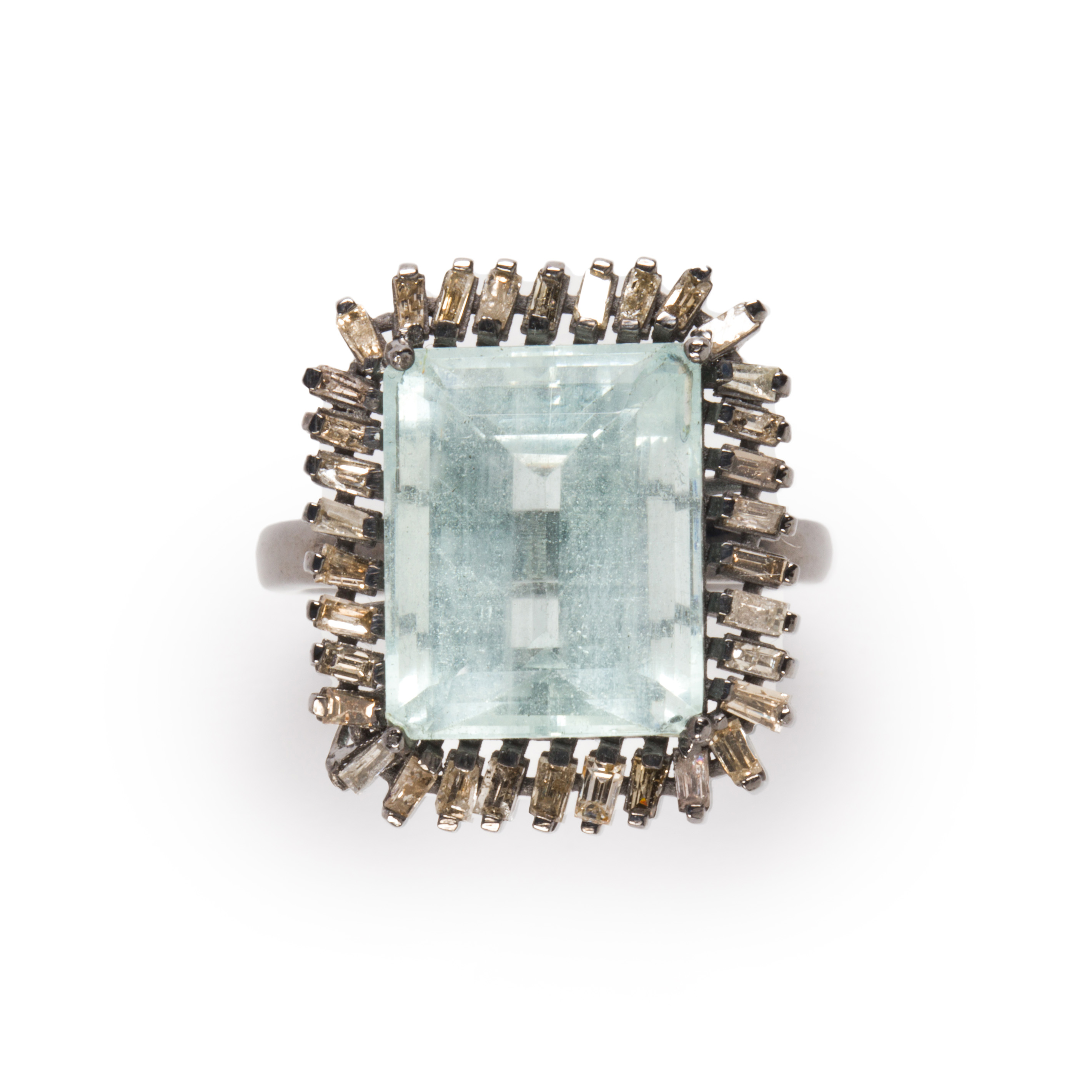 Appraisal: AN AQUAMARINE AND DIAMOND RING An aquamarine and diamond ring