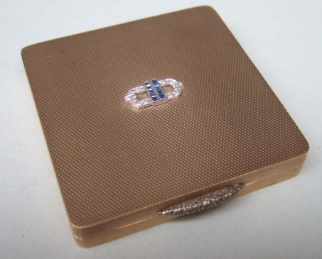 Appraisal: A ladies ct gold square powder compact the exterior with