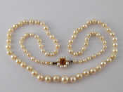 Appraisal: A graduated cultured pearl necklace with a yellow metal tests