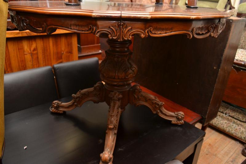 Appraisal: AN ANTIQUE STYLE EXTENSION TABLE AN ANTIQUE STTYLE EXTENSION TABLE