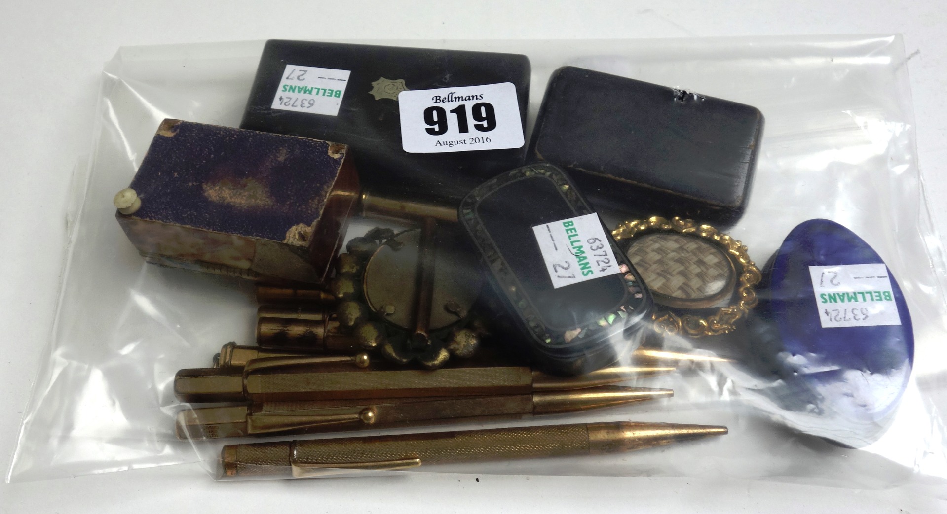 Appraisal: A quantity of small collectables including eight rolled gold propelling