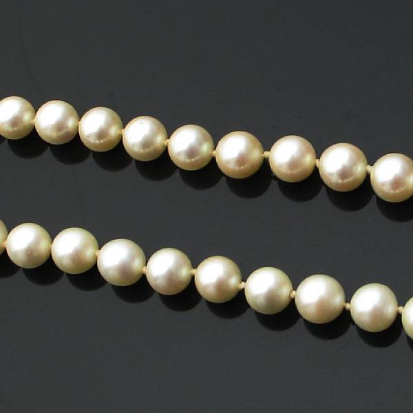 Appraisal: A single strand cultured pearl necklace length in measures mm