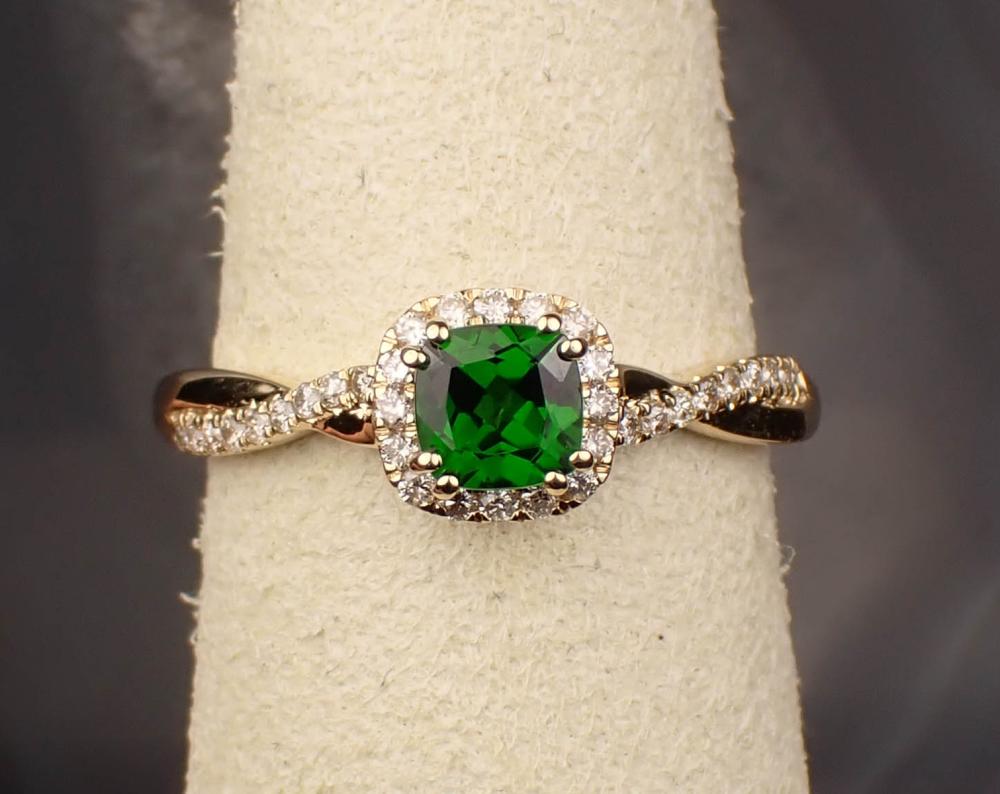 Appraisal: CHROME DIOPSIDE DIAMOND AND FOURTEEN KARAT GOLD RING The yellow