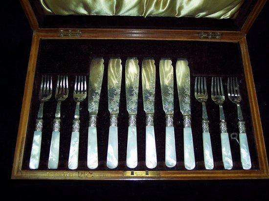 Appraisal: A canteen containing six fish knives and forks with mother-of-pearl