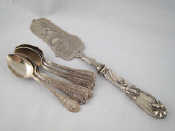 Appraisal: A set of eight continental grade silver dessert spoons and