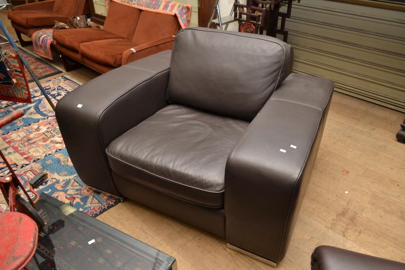 Appraisal: A PAIR OF MARINELLI TUB CHAIRS IN CHOCOLATE BROWN LEATHER