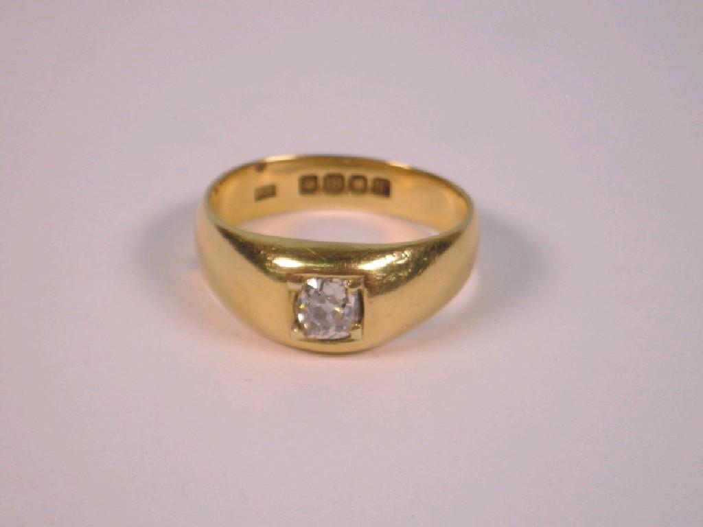 Appraisal: A gentleman's diamond set signet ring an old cut stone