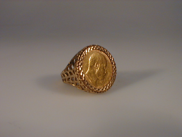 Appraisal: A sovereign set ring mount ct