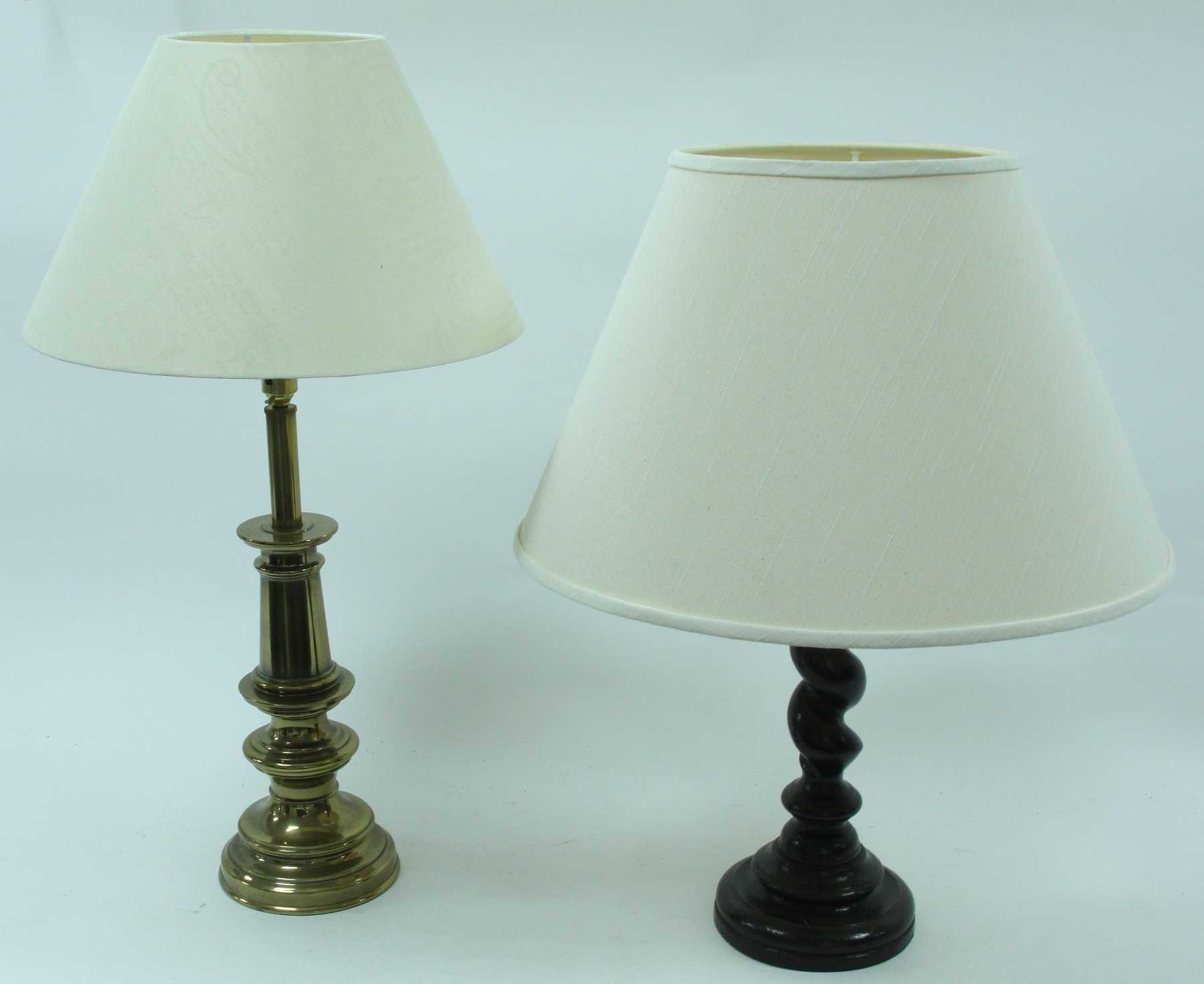 Appraisal: A oak table lamp with twist turned stem and a