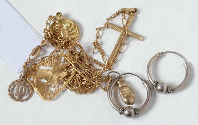 Appraisal: COLLECTION OF JEWELLERY INCLUDING CT CROSS AND CHAIN SILVER EARRINGS