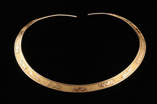 Appraisal: K YELLOW GOLD HARD COLLAR CHOKER Center of collar detailed