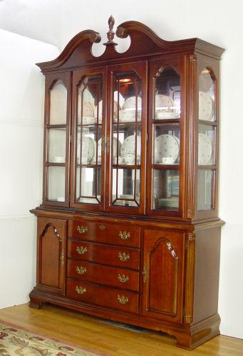 Appraisal: LEXINGTON BREAKFRONT CHINA CABINET Illuminated interior of glass shelves and