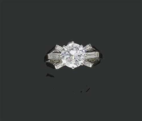 Appraisal: DIAMOND RING ca White gold Classic elegant model the top