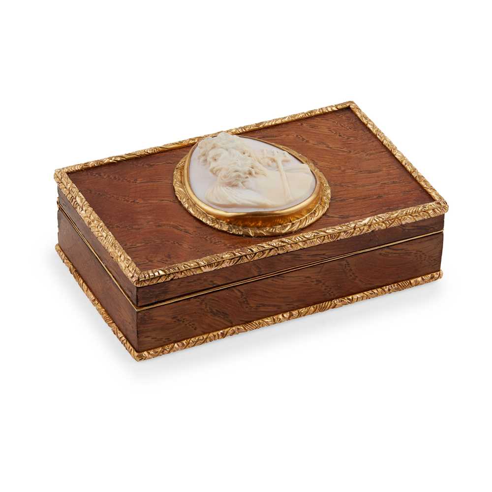 Appraisal: AN EARLY TH-CENTURY FRENCH YEW WOOD SNUFF BOX the yew