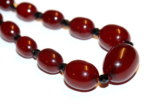 Appraisal: A GRADUATED AMBER AND GLASS BEAD NECKLACE long grams in