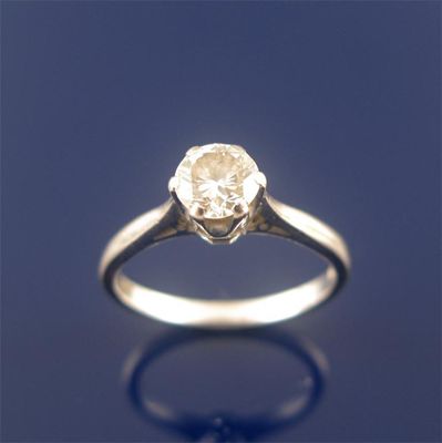 Appraisal: A diamond soiltaire ring the circular cut diamond weighs approx