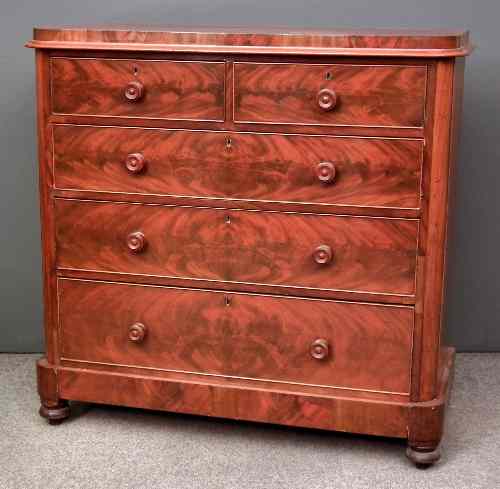 Appraisal: A Victorian mahogany chest of drawers with rounded front corners