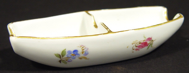 Appraisal: Meissen china boat-shaped pen tray sparsely painted with flowers blue