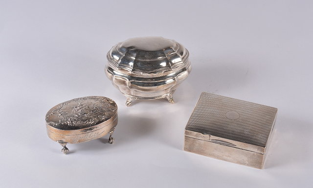 Appraisal: A silver cigarette casewith engine turned decoration a silver trinket