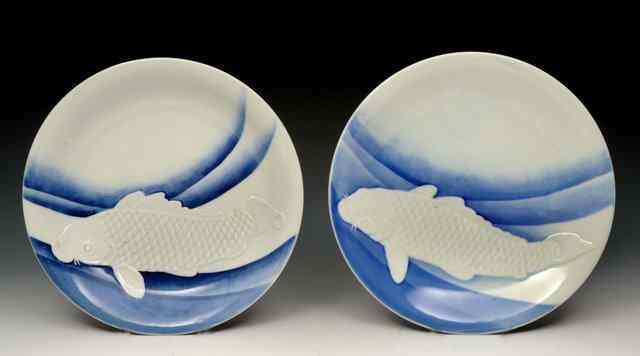 Appraisal: A PAIR OF JAPANESE HIRADO DISHES blue and white ground