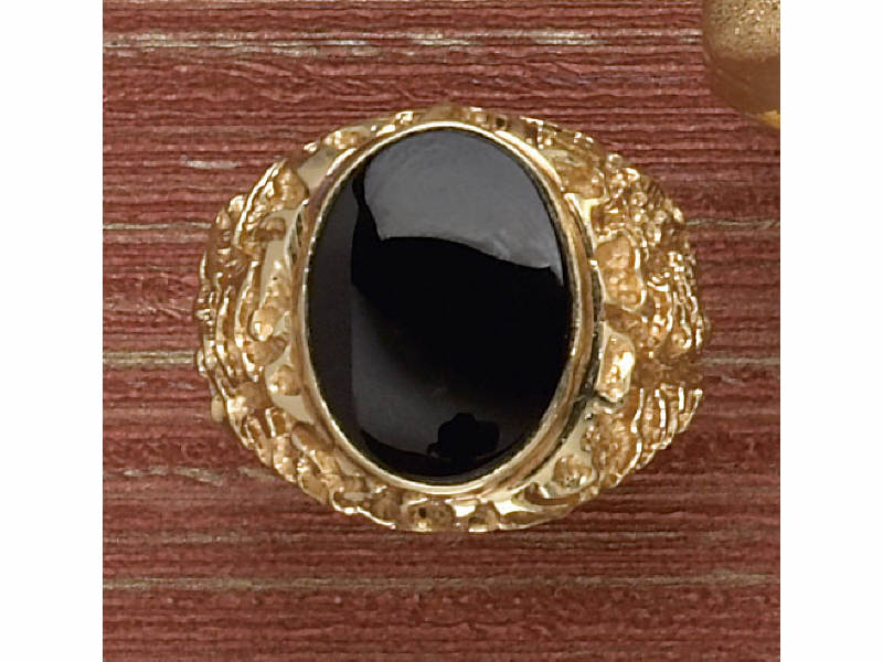 Appraisal: MAN'S ONYX RING k yellow gold textured design ring with