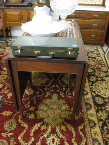 Appraisal: Mahogany Gateleg Table '' wide '' when closed and ''