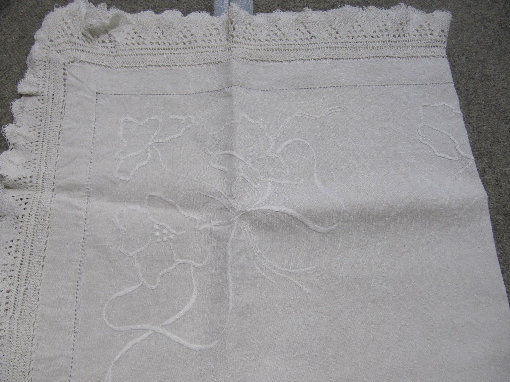 Appraisal: Box of linen