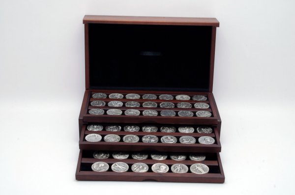 Appraisal: Boxed set of Great American Trumps medallions each marked Longines