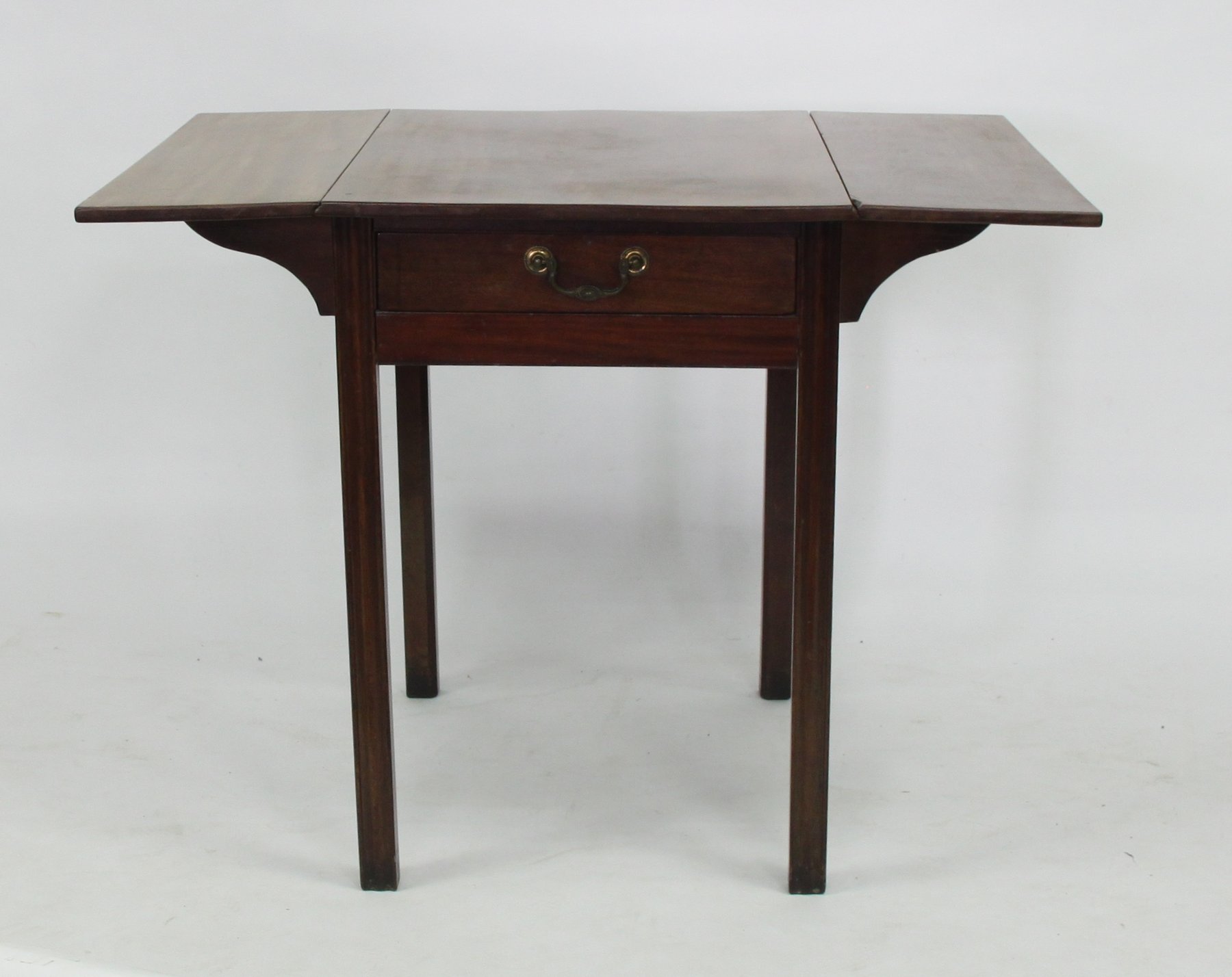 Appraisal: A George III mahogany Pembroke table fitted a single drawer