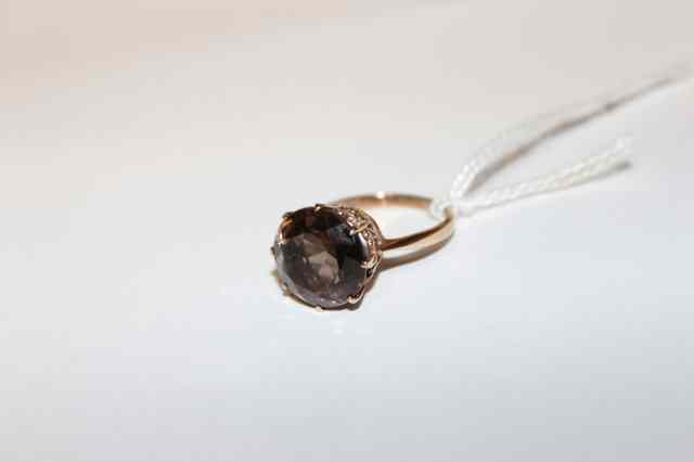 Appraisal: A GOLD AND SMOKEY QUARTZ SET RING