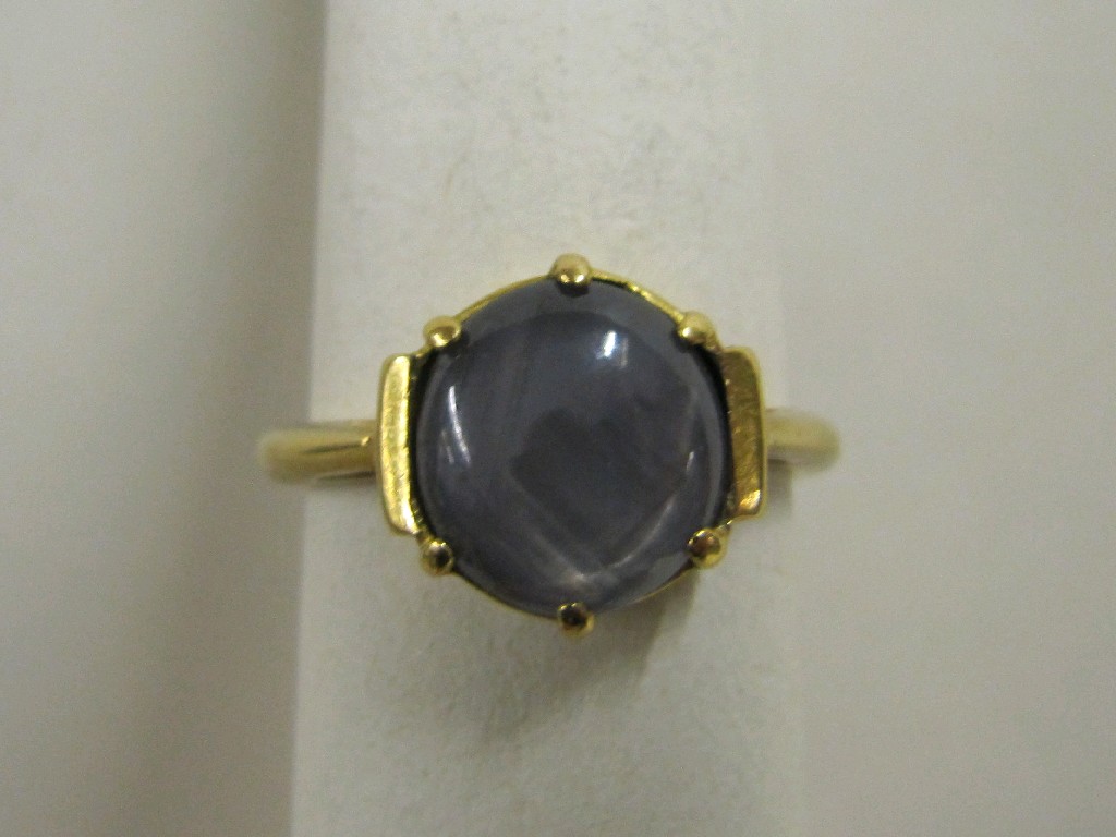 Appraisal: Yellow metal star sapphire single stone ring