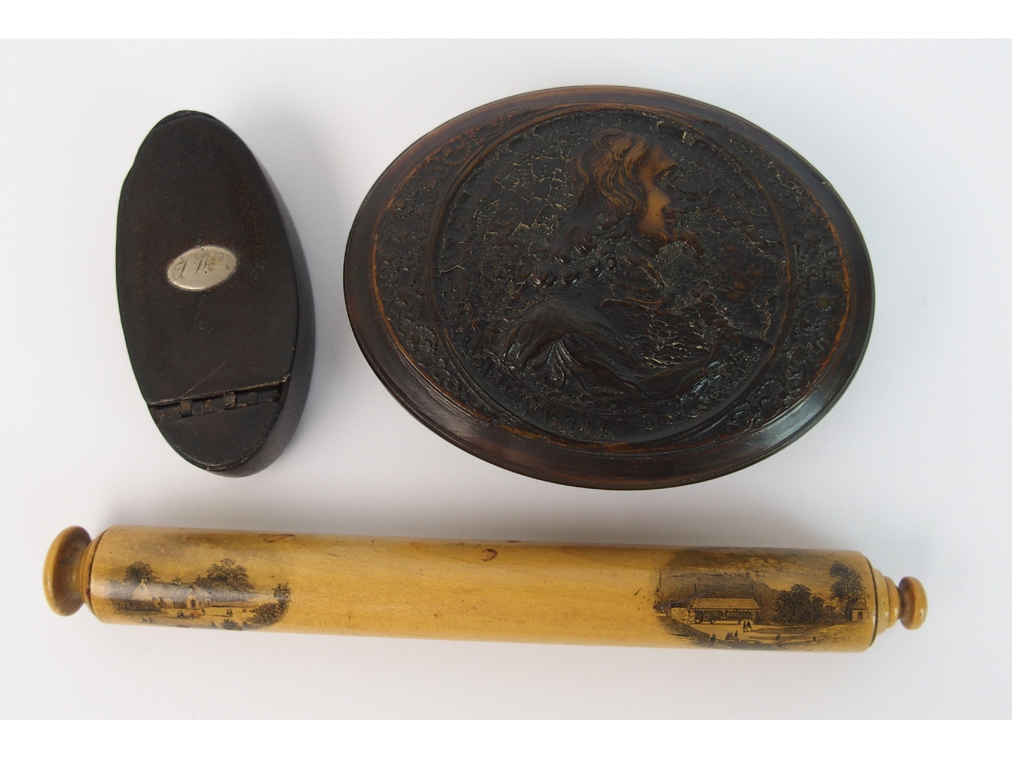 Appraisal: An early th Century horn Charles I portrait snuff boxwith