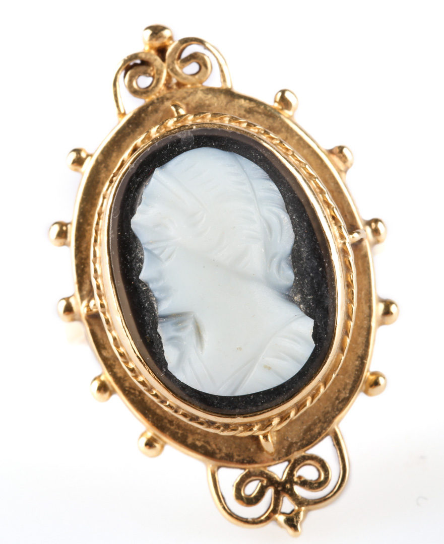 Appraisal: A Cameo Ring in K K c ornate gold setting