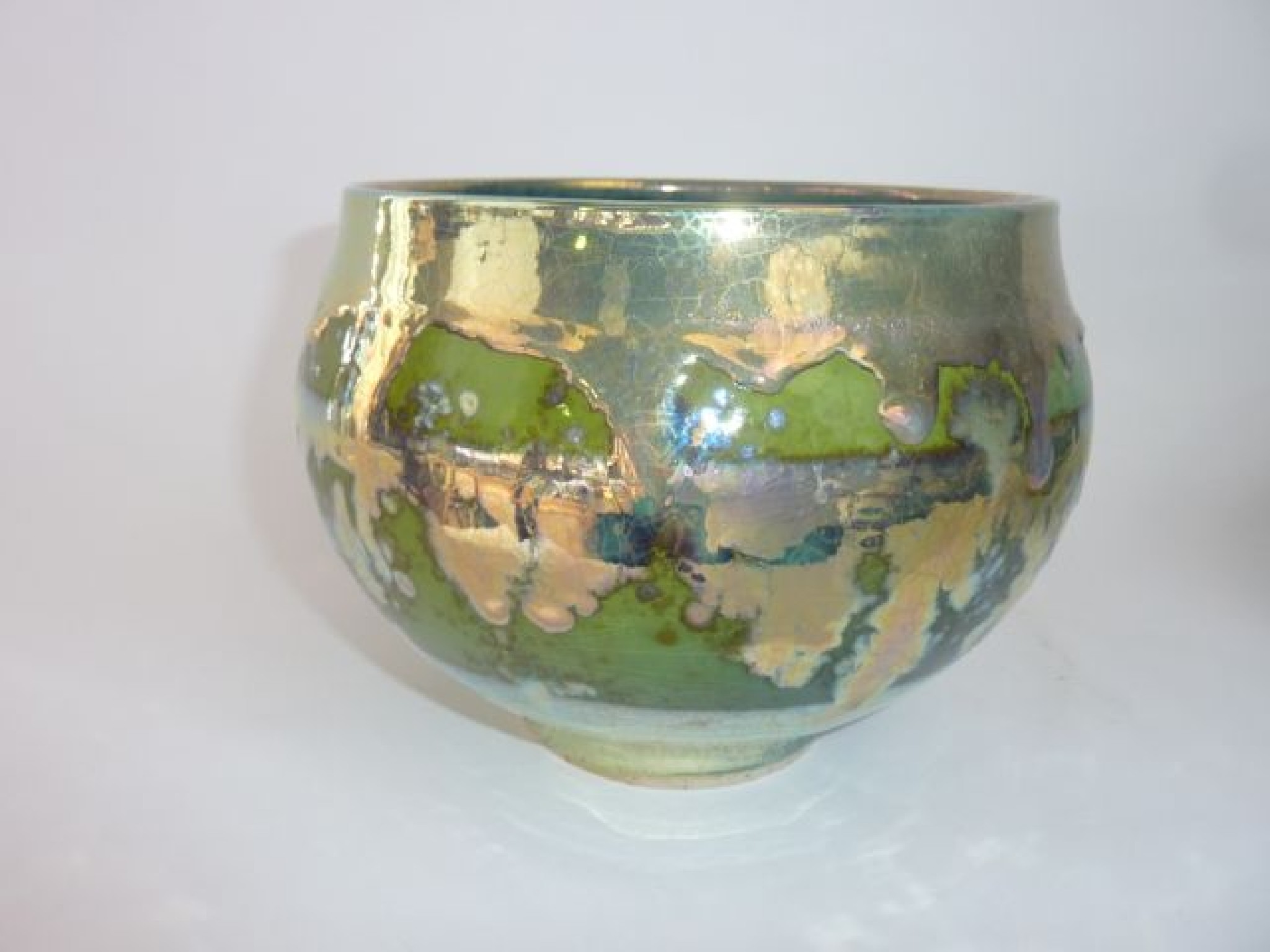 Appraisal: A studio pottery bowl by Sutton Taylor with gold lustred