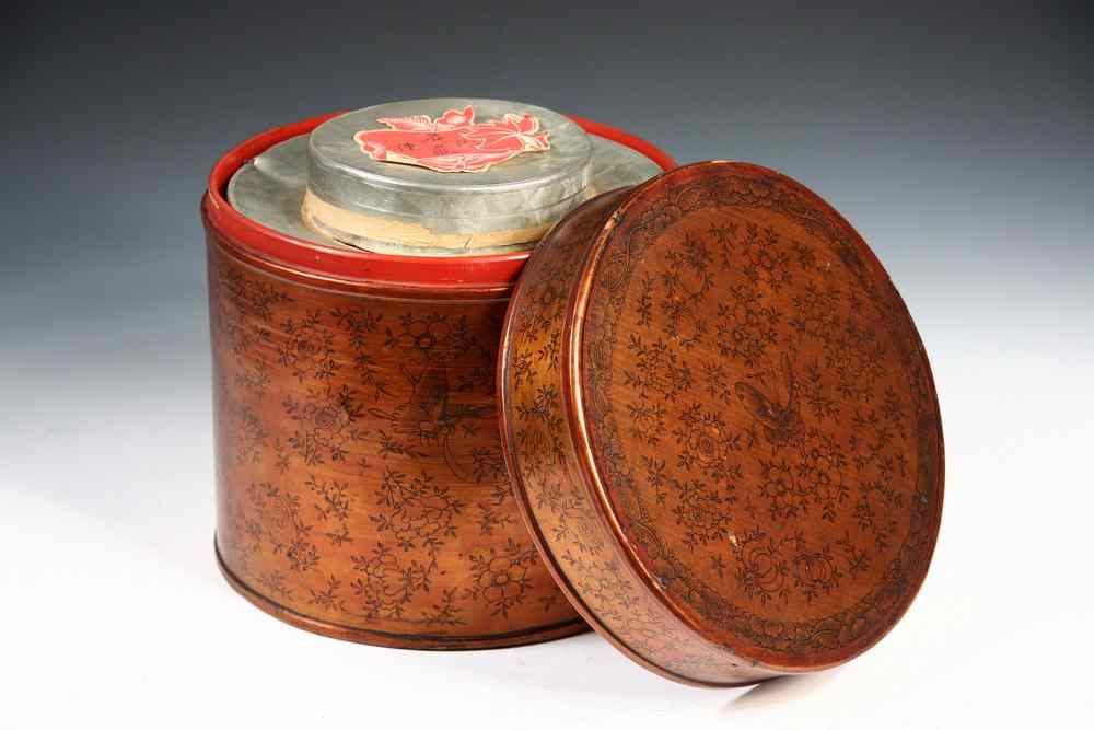 Appraisal: TH C CHINESE TEA CADDY - th c Lacquered Wood