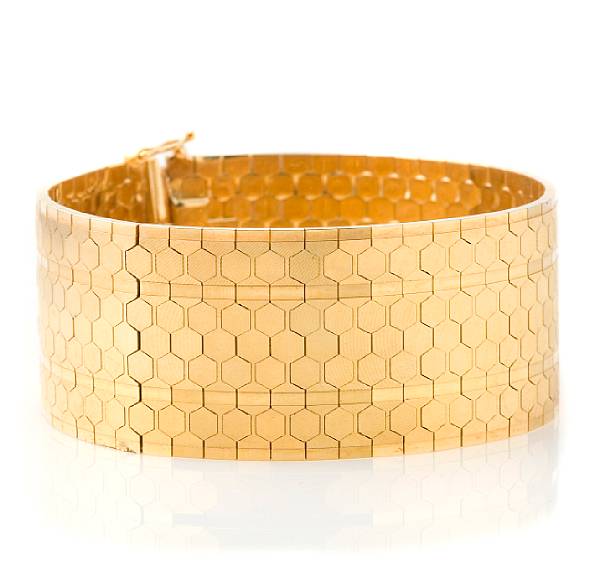 Appraisal: An k gold wide flexible bracelet grs length in