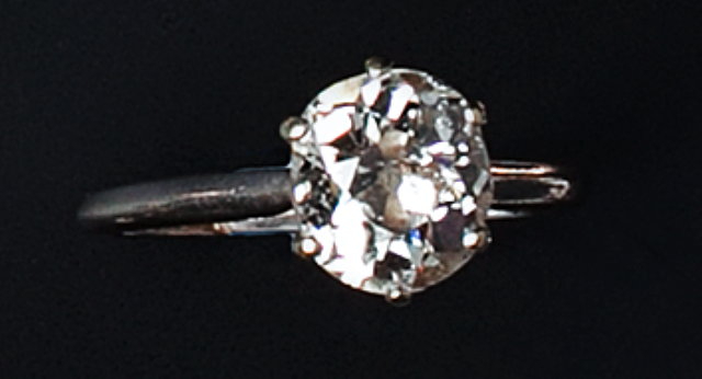 Appraisal: A DIAMOND SINGLE STONE RING the cushion-shaped old-cut diamond in