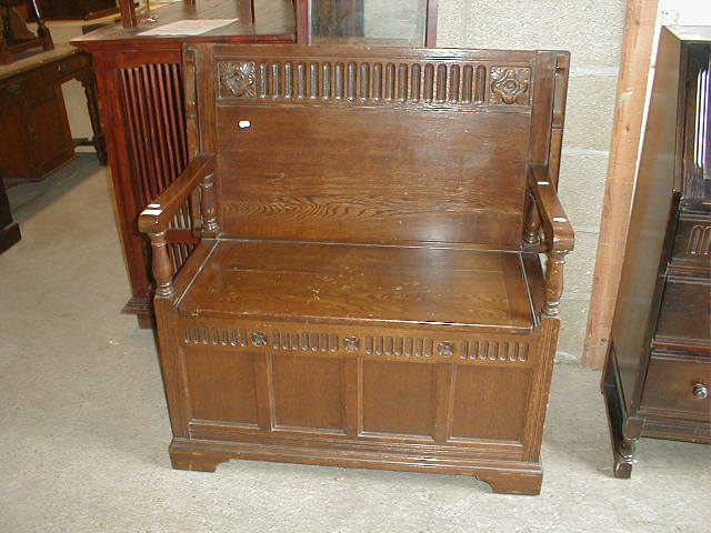 Appraisal: A reproduction oak monk's bench